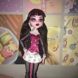 BRAND NEW DRACULAURA DOLL